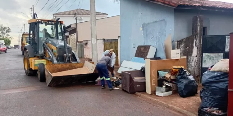 Foram feitas 28 viagens de caminhões para retirar os materiais. (Dviulgação)