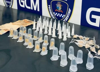 O suspeito e os materiais apreendidos foram levados ao Plantão Policial onde foi registrado Boletim de Ocorrência por Tráfico de Drogas. (Divulgação/Prefeitura de Itapetininga)