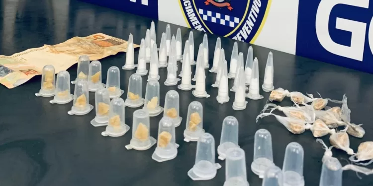 O suspeito e os materiais apreendidos foram levados ao Plantão Policial onde foi registrado Boletim de Ocorrência por Tráfico de Drogas. (Divulgação/Prefeitura de Itapetininga)