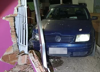 O veículo foi deixado no local para ser posteriormente retirado pelo responsável e o dono do imóvel optou por registrar um Boletim de Ocorrência online sobre o ocorrido. (Dviulgação)