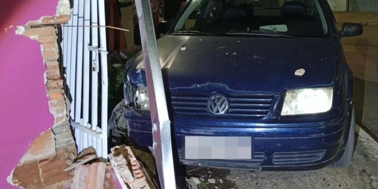 O veículo foi deixado no local para ser posteriormente retirado pelo responsável e o dono do imóvel optou por registrar um Boletim de Ocorrência online sobre o ocorrido. (Dviulgação)