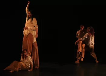 “Êxodos” propõe uma reflexão sobre o corpo como território, suas paisagens, memórias e deslocamentos. A obra aborda o trânsito coercitivo, a perda de referências e a imigração, numa experiência sensorial que atravessa as fronteiras do espaço e do tempo.( Divulgação)