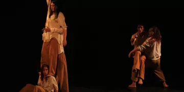 “Êxodos” propõe uma reflexão sobre o corpo como território, suas paisagens, memórias e deslocamentos. A obra aborda o trânsito coercitivo, a perda de referências e a imigração, numa experiência sensorial que atravessa as fronteiras do espaço e do tempo.( Divulgação)