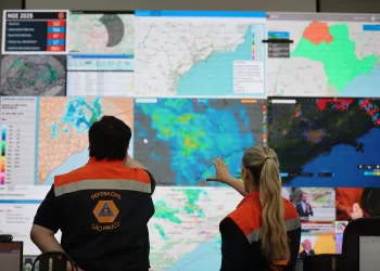 Esse cenário pode provocar queda de árvores e galhos, destelhamento de construções, danos à rede elétrica e até dispersão de focos de incêndio em áreas de vegetação. Foto: Pablo Jacob