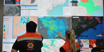 Esse cenário pode provocar queda de árvores e galhos, destelhamento de construções, danos à rede elétrica e até dispersão de focos de incêndio em áreas de vegetação. Foto: Pablo Jacob