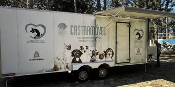 O programa tem como objetivo controlar a população de animais e promover a saúde pública, levando o atendimento até os bairros da cidade. (Divulgação)