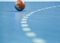 Handebol é um esporte coletivo que envolve passes de bola com as mãos. (Canva)