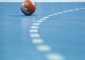 Handebol é um esporte coletivo que envolve passes de bola com as mãos. (Canva)