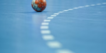 Handebol é um esporte coletivo que envolve passes de bola com as mãos. (Canva)