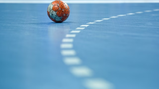 Handebol é um esporte coletivo que envolve passes de bola com as mãos. (Canva)