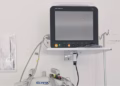 Equipamentos permitem monitorar de forma contínua e simultânea sinais vitais como frequência cardíaca, pressão arterial, saturação de oxigênio, frequência respiratória e temperatura corporal, além de outros parâmetros em modelos mais completos.(Divulgação/Prefeitura de Alambari)