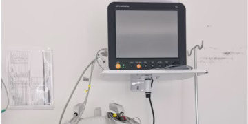 Equipamentos permitem monitorar de forma contínua e simultânea sinais vitais como frequência cardíaca, pressão arterial, saturação de oxigênio, frequência respiratória e temperatura corporal, além de outros parâmetros em modelos mais completos.(Divulgação/Prefeitura de Alambari)