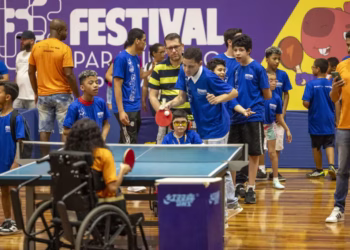 Crianças jogam tênis de mesa durante o Festival Paralímpico Loterias Caixa| Foto: Alessandra Cabral/CPB