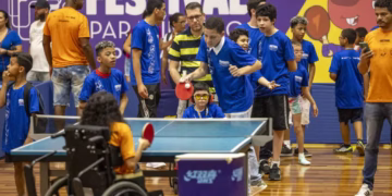 Crianças jogam tênis de mesa durante o Festival Paralímpico Loterias Caixa| Foto: Alessandra Cabral/CPB
