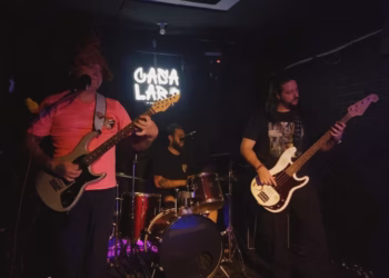Banda Meia Boca é um trio de rock autoral formado em Itapetininga (SP) por Ivan Fortunato, Israel Leitão e Nathan Chagas. (Divulgação)