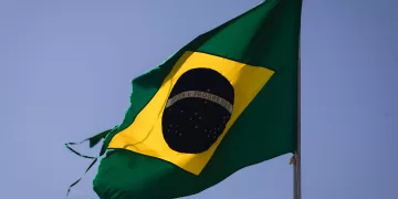 Bandeira brasileira rasgada no mastro.