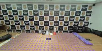 Os policiais encontraram milhares de microtubos com cocaína já prontos para comercialização, porções da droga a granel e diversos materiais utilizados no preparo dos entorpecentes. (Foto: Polícia Civil)