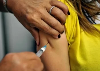 A vacinação reduz a transmissão do vírus e promove a imunidade coletiva, protegendo toda a comunidade. (Divulgação)