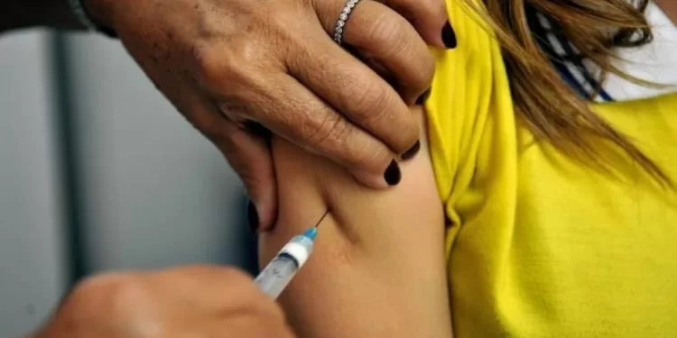 A vacinação reduz a transmissão do vírus e promove a imunidade coletiva, protegendo toda a comunidade. (Divulgação)