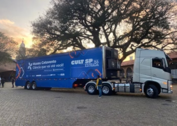 Com 20 metros de comprimento e área interna expansível para 60m², o veículo reúne nove experimentos nas áreas de física, química, biologia, geografia e história. Créditos: Catavento Cultural