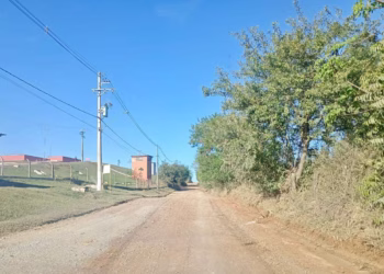 A Prefeitura de Itapetininga, por meio da secretaria de Serviços Públicos, realizou nesta semana o nivelamento em estrada do Distrito do Rechã. (Divulgação/Prefeitura de Itapetininga)