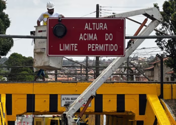 O sistema contem sensores eletrônicos que fazem a leitura da altura dos veículos. Ao excederem o limite máximo de 2,70 m (altura do pontilhão). (Foto: Prefeitura de Itapetininga)