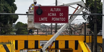 O sistema contem sensores eletrônicos que fazem a leitura da altura dos veículos. Ao excederem o limite máximo de 2,70 m (altura do pontilhão). (Foto: Prefeitura de Itapetininga)