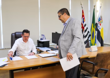 O presidente da Câmara Municipal de Itapetininga, vereador Bispo André Bueno, se reuniu com o prefeito Jeferson Brun para oficializar a devolução de R$ 2 milhões aos cofres da Prefeitura. (Divulgação)