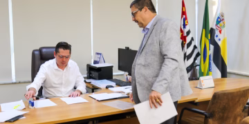 O presidente da Câmara Municipal de Itapetininga, vereador Bispo André Bueno, se reuniu com o prefeito Jeferson Brun para oficializar a devolução de R$ 2 milhões aos cofres da Prefeitura. (Divulgação)