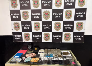 No cumprimento do mandado de busca e apreensão, os policiais localizaram embalagens e adesivos comumente utilizados para acondicionar drogas, balança de precisão, anotações referentes ao tráfico, simulacro de arma de fogo e dinheiro em espécie de origem não comprovada. (Divulgação)