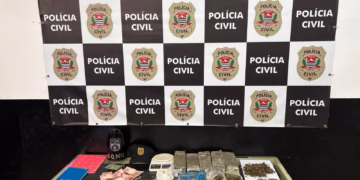 No cumprimento do mandado de busca e apreensão, os policiais localizaram embalagens e adesivos comumente utilizados para acondicionar drogas, balança de precisão, anotações referentes ao tráfico, simulacro de arma de fogo e dinheiro em espécie de origem não comprovada. (Divulgação)