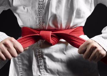 Atleta de caratê com faixa vermelha. (Freepik)