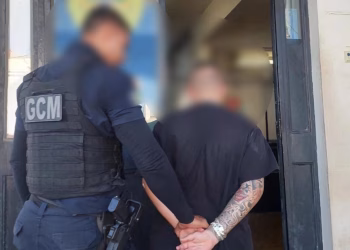 Os dois indivíduos foram conduzidos ao Plantão Policial. (Dviulgação)