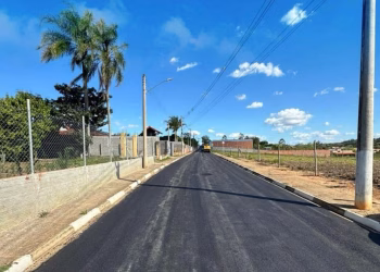 O recapeamento asfáltico da Estrada das Rosas, localizada no bairro do Cercadinho. (Divulgação)