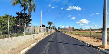 O recapeamento asfáltico da Estrada das Rosas, localizada no bairro do Cercadinho. (Divulgação)