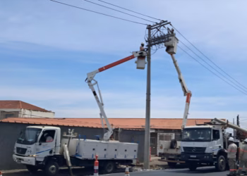 Equipes da CPFL reconstroem a rede após colisão contra poste (Divulgação/CPFL)