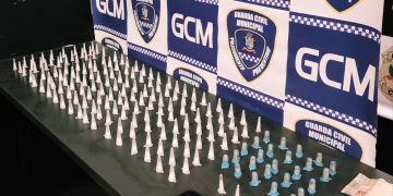 Foram encontradas 25 porções de cocaína, duas porções de crack e R$ 80 em dinheiro. (Divulgação)