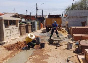 Funcionários fazem manutenção dos túmulos no cemitério para o Finados. (Divulgação)