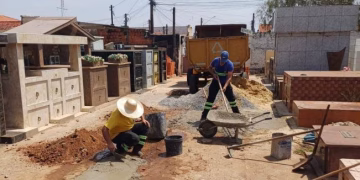 Funcionários fazem manutenção dos túmulos no cemitério para o Finados. (Divulgação)