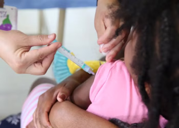 O objetivo da campanha é atualizar a caderneta de vacinação, garantir o acesso às vacinas do calendário básico, reduzir o risco de transmissão de doenças. (Divulgação)
