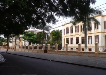 A Avenida Peixoto Gomide e as três escolas. (Foto:Prefeitura de Itapetininga)