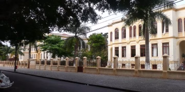 A Avenida Peixoto Gomide e as três escolas. (Foto:Prefeitura de Itapetininga)