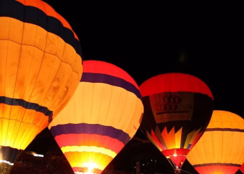 O Night Glow é um espetáculo noturno encantador, no qual balões de ar quente permanecem presos ao solo enquanto realizam uma coreografia de luzes sincronizadas. (Divulgação)