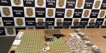 No interior do imóvel, a Polícia Civil encontrou expressiva quantidade e diversidade de drogas, entre elas maconha, cocaína e a substância conhecida como “ice”, além de porções fracionadas prontas para a comercialização. (Divulgação/Polícia Civil)