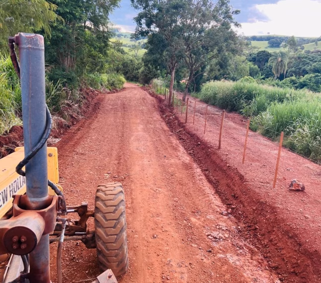 As equipes executaram o serviço de nivelamento nas estradas dos bairros Campo do Meio e Rocinha. (Divulgação)